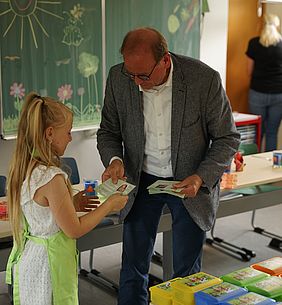 Bürgermeister Jürgen Opitz überreichte die Ernährungsführerscheine. (Foto: Stadt Heidenau)