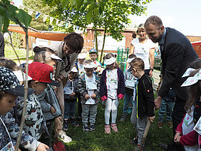 Pflanzaktion mit Kindern und Bürgermeister